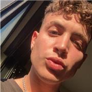 Profesor jóven de inglés y filosofía da clases a niños de educación secundaria y bachillerato